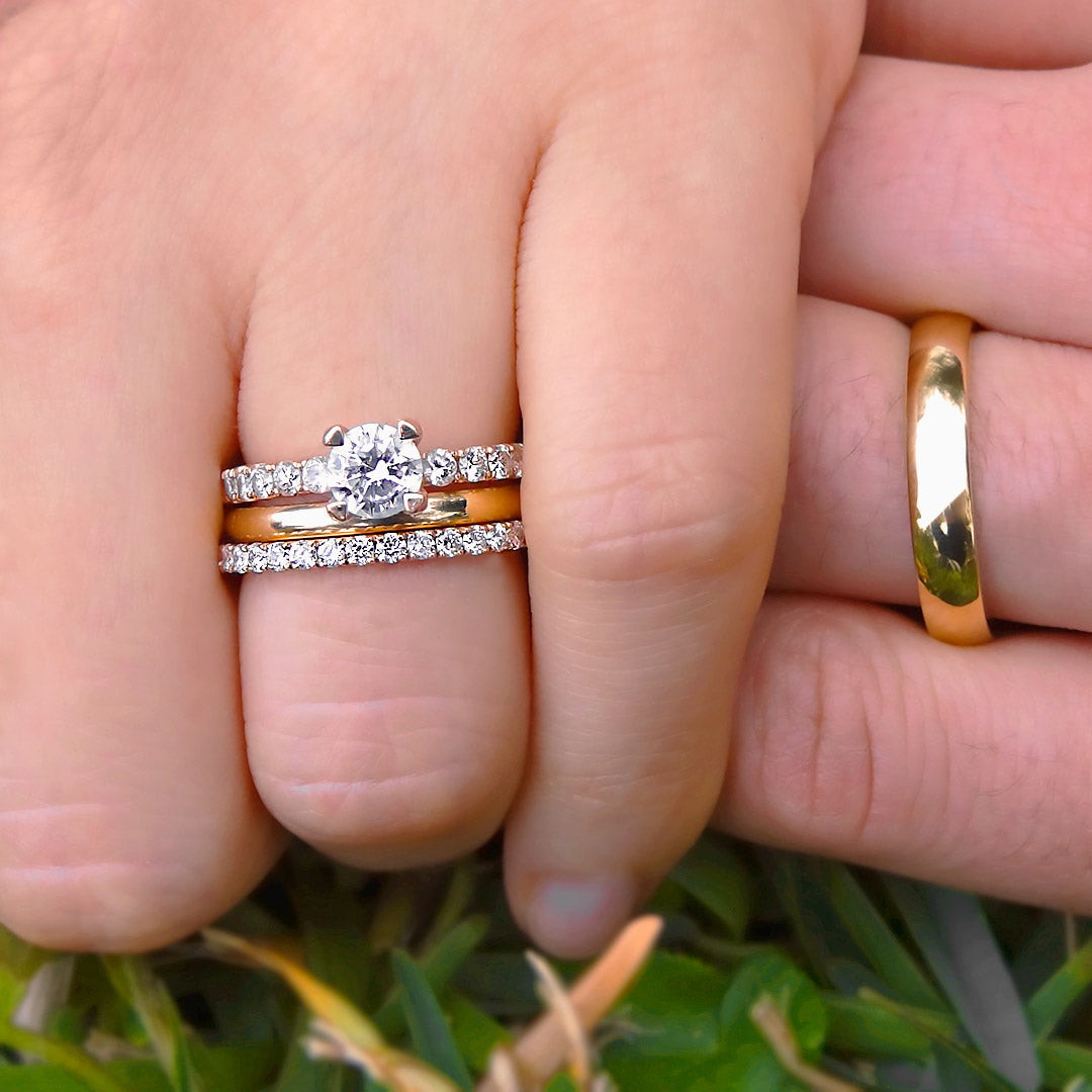 Anillo Eternity de oro de 18k con diamantes